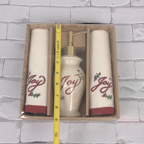 BHG Christmas Soap pump and towel set New in box Creme red Holly design - Picture 7 of 8